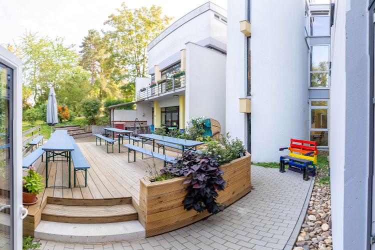 Die Terasse und der Au&szlig;enbereich der Jugendakademie in Bornheim-Walberberg