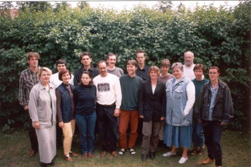 Gruppenfoto der Teilnehmenden des ersten Kurses, drau&szlig;en. 