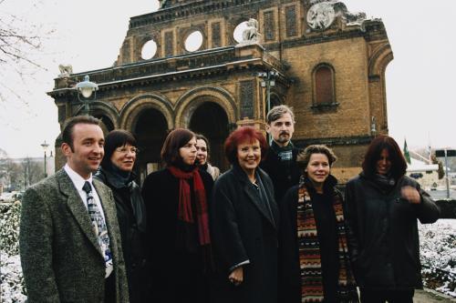 Gruppenfoto der ersten entsendeten Friedensfachkr&auml;fte. 