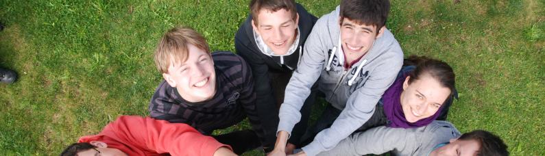 Seminargruppe h&auml;lt gemeinsam eine Leiter