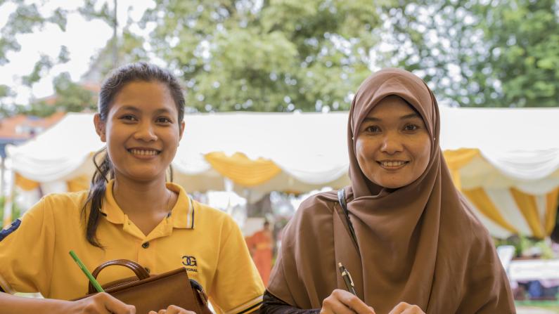 World Peace Day Cambodia 2019 Zwei Gäste füllen Karten beim World Peace Day in Kambodscha 2019 aus