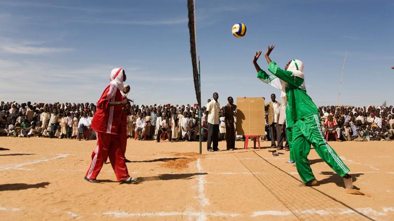 Männer spielen Volleyball in traditioneller Kleidung