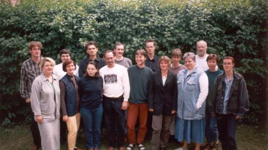 Gruppenfoto der Teilnehmenden des ersten Kurses, drau&szlig;en. 