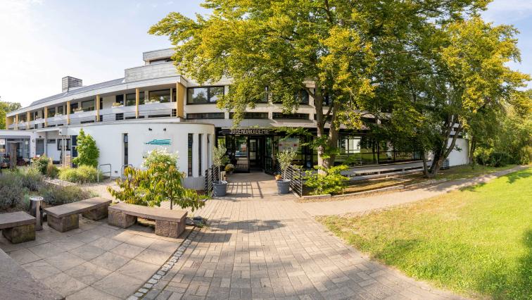 Eingangst&uuml;r der Jugendakademie in Bornheim-Walberberg