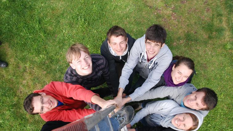 Seminargruppe hält gemeinsam eine Leiter